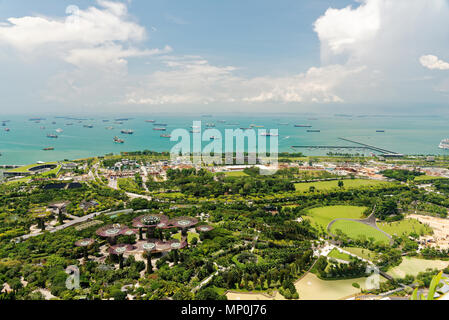 Singapore-April 2018. Blick aus der obersten Etage Marina Sands Hotel in Gärten durch die Bucht und das Meer in Singapur, April 2018 Editorial. horizontale Ansicht. Stockfoto