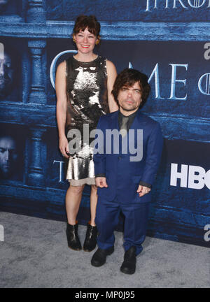 Peter Dinklage, Erica Schmidt 246 Ankunft auf dem Spiel der Throne an der TCL Chinese Theatre in Los Angeles. April 10, 2016 Peter Dinklage, Erica Schmidt 246 - - - - - - - - - - - - - Red Carpet Event, Vertikal, USA, Filmindustrie, Prominente, Fotografie, Bestof, Kunst, Kultur und Unterhaltung, Topix Prominente Fashion/Vertikal, Besten, Event in Hollywood Leben - Kalifornien, Roter Teppich und backstage, USA, Film, Stars, Film Stars, TV Stars, Musik, Promis, Fotografie, Bestof, Kunst, Kultur und Unterhaltung, Topix, Vertikal, Familie von aus dem Jahr 2016, inquir Stockfoto