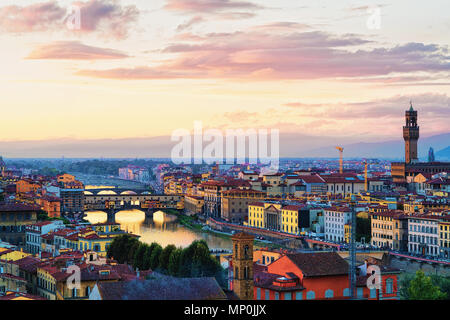 Ponte Vecchio und Palazzo Vecchio in Florenz in Italien. Bei Sonnenuntergang Stockfoto