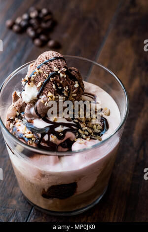 Affogato Kaffee und Eis in Glas. Getränke Nachtisch. Stockfoto