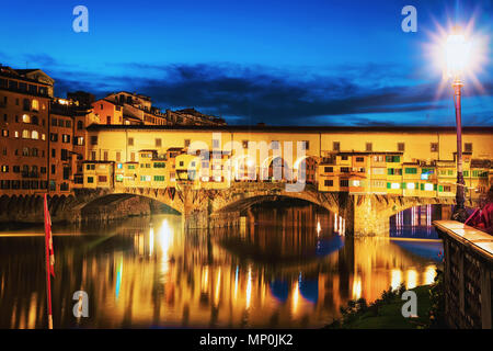 Ponte Vecchio in Florenz in Italien. Spät am Abend Stockfoto