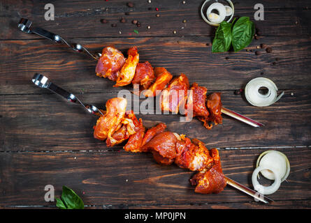 Raw Schaschlik aus Schweinefleisch bereit, auf Holzplatte zu kochen. Stockfoto