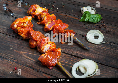 Raw Schaschlik aus Schweinefleisch bereit, auf Holzplatte zu kochen. Stockfoto