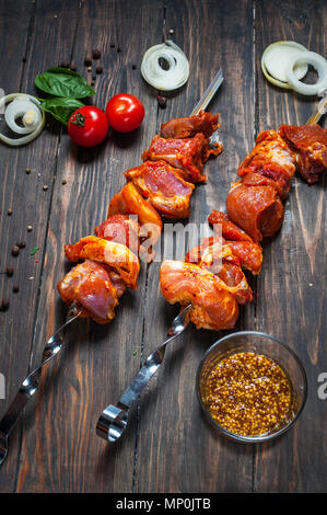 Raw Schaschlik aus Schweinefleisch bereit, auf Holzplatte zu kochen. Stockfoto