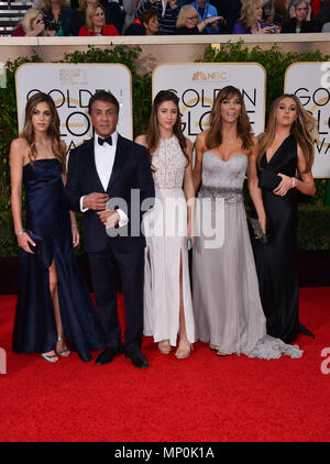 Sylvester Stallone, Jennifer Flavin und Töchter bei den Golden Globe Awards 2016 im The Beverly Hilton in Los Angeles. Januar 10, 2016 Sylvester Stallone, Jennifer Flavin und Töchter - - - - - - - - - - - - - Red Carpet Event, Vertikal, USA, Filmindustrie, Prominente, Fotografie, Bestof, Kunst, Kultur und Unterhaltung, Topix Prominente Fashion/Vertikal, Besten, Event in Hollywood Leben - Kalifornien, Roter Teppich und backstage, USA, Film, Stars, Film Stars, TV Stars, Musik, Promis, Fotografie, Bestof, Kunst, Kultur und Unterhaltung, Topix, Vertikal, Familie aus Stockfoto