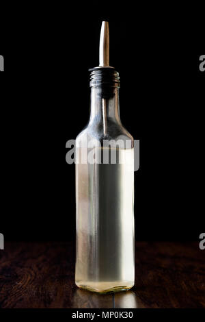 Weißer Essig in der Flasche mit Rosmarin. Ökologische Lebensmittel. Stockfoto