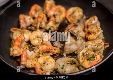 Jumbo Shrimp Scampi Sauteeing in Butter und Olivenöl Stockfoto