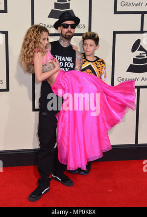 Travis Barker, Tochter Alabama Kuella, Sohn Landon Asher an der 58th Grammy Awards 2016 an der Heftklammer Zentrum in Los Angeles. 15. Februar 2016. Travis Barker, Tochter Alabama Kuella, Sohn Landon Asher - - - - - - - - - - - - - Red Carpet Event, Vertikal, USA, Filmindustrie, Prominente, Fotografie, Bestof, Kunst, Kultur und Unterhaltung, Topix Prominente Fashion/Vertikal, Besten, Event in Hollywood Leben - Kalifornien, Roter Teppich und backstage, USA, Film, Stars, Film Stars, TV Stars, Musik, Promis, Fotografie, Bestof, Kunst, Kultur und Unterhaltung, Topix, vertica Stockfoto