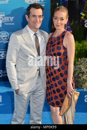 Ty Burrell, Holly Burrell an der Diagnose Dory Premiere am El Capitan Theatre in Los Angeles. Juni 7, 2016. Ty Burrell, Holly Burrell kopieren - - - - - - - - - - - - - Red Carpet Event, Vertikal, USA, Filmindustrie, Prominente, Fotografie, Bestof, Kunst, Kultur und Unterhaltung, Topix Prominente Fashion/Vertikal, Besten, Event in Hollywood Leben - Kalifornien, Roter Teppich und backstage, USA, Film, Stars, Film Stars, TV Stars, Musik, Promis, Fotografie, Bestof, Kunst, Kultur und Unterhaltung, Topix, Vertikal, Familie von aus dem Jahr 2016, Anfrage tsuni @ Gamma-USA Stockfoto