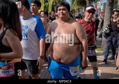 Fettleibiger Mann, der an einem Fun Run Event teilnimmt. Übergewichtige Konkurrenten, Pattaya, Thailand, 2018 Stockfoto