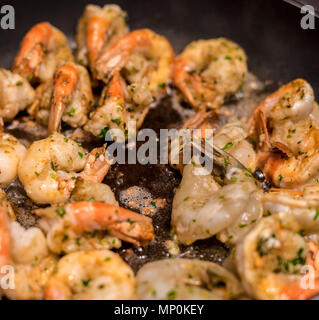 Jumbo Shrimp Scampi Sauteeing in Butter und Olivenöl Stockfoto