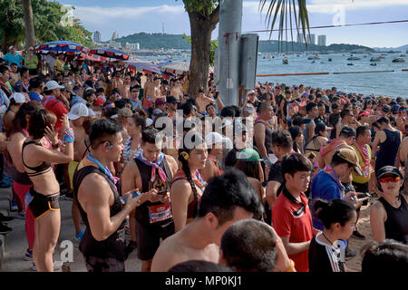 Große Menschenmenge säumen den Strand warten auf den Start eines Fun Run, Pattaya, Thailand, 2018 Stockfoto