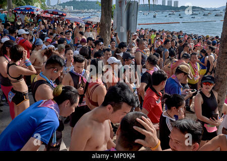 Große Menschenmenge säumen den Strand warten auf den Start eines Fun Run, Pattaya, Thailand, 2018 Stockfoto