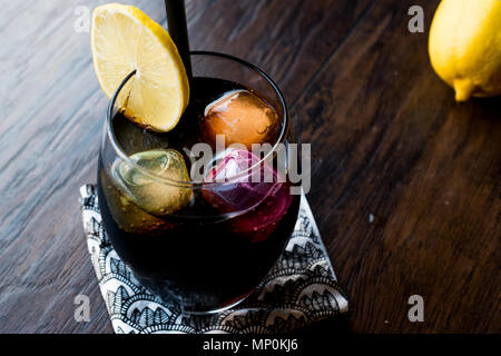 Schwarze Limonade mit Holzkohle, Zitrone und farbenfrohen Bubble ice cubes. Bio Trinken. Stockfoto