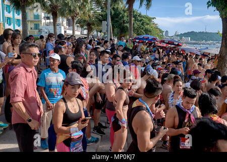 Große Menschenmenge säumen den Strand warten auf den Start eines Fun Run, Pattaya, Thailand, 2018 Stockfoto