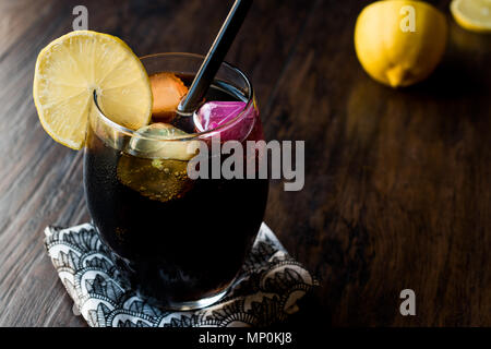 Schwarze Limonade mit Holzkohle, Zitrone und farbenfrohen Bubble ice cubes. Bio Trinken. Stockfoto