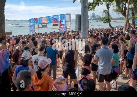 Große Menschenmenge säumen den Strand warten auf den Start eines Fun Run, Pattaya, Thailand, 2018 Stockfoto