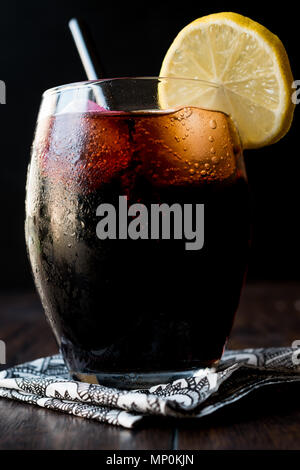 Schwarze Limonade mit Holzkohle, Zitrone und farbenfrohen Bubble ice cubes. Bio Trinken. Stockfoto