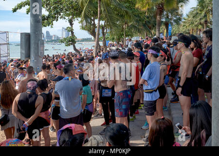 Große Menschenmenge säumen den Strand warten auf den Start eines Fun Run, Pattaya, Thailand, 2018 Stockfoto