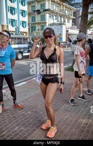 Fun Run und bunte weibliche Teilnehmer, Pattaya, Thailand, 2018 Stockfoto