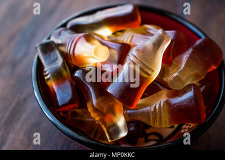 Cola aromatisiert Gummibärchen Gelees in der Form von Flaschen. Süßwaren Konzept. Stockfoto