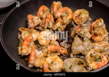 Jumbo Shrimp Scampi Sauteeing in Butter und Olivenöl Stockfoto