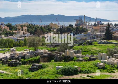 Eleusina Stadt von der archäologischen Stätte von Eleusis. Die Eleusinian Mysterien waren die berühmtesten geheimen religiösen Ritus des antiken Griechenland Stockfoto