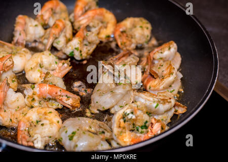 Jumbo Shrimp Scampi Sauteeing in Butter und Olivenöl Stockfoto