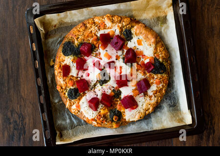 Vegan Rote Beete Pizza mit Pesto. Ökologische Lebensmittel. Stockfoto