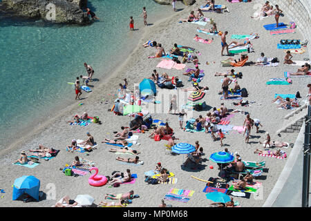 Villefranche-sur-Mer, Frankreich - 20. Mai 2018: Luftaufnahme von Menschen entspannten Urlaub Meer Strand Ziel. Schwimmen im klaren Meerwasser in der Côte d' Stockfoto