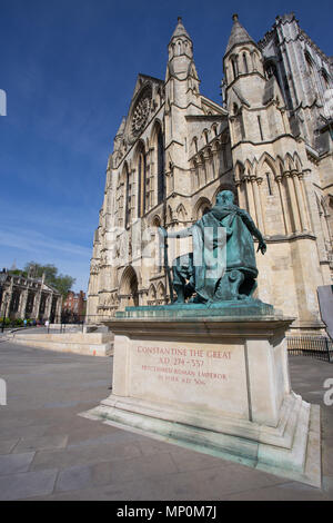 Die Statue des römischen Kaiser Konstantin der Große außerhalb des Südens Tür Münster von York, York, England Stockfoto