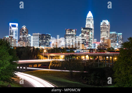 Skyline von Charlotte, North Carolina bei Nacht Stockfoto