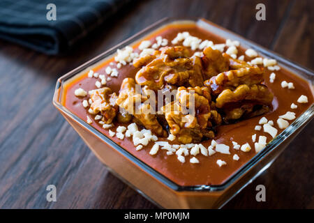 Magnolia Pudding mit Walnüsse in der Glasschale. Dessert Konzept. Stockfoto