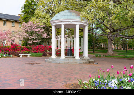 Blumen blühen im Frühjahr an der Alten gut rotunde an der Universität von North Carolina in Chapel Hill Stockfoto