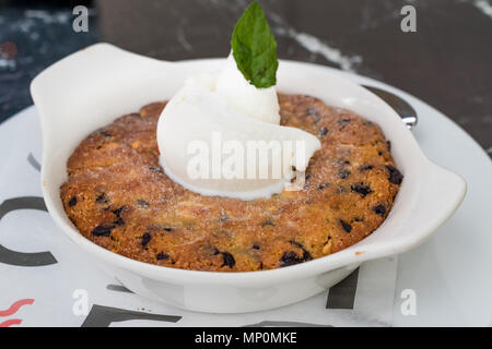 Skillet Cookie mit Eis bereit zu essen. Dessert Konzept. Stockfoto