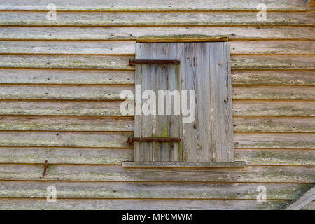 Altes verwittertes Holz Scheune Fenster Hintergrund am Gebäude Stockfoto