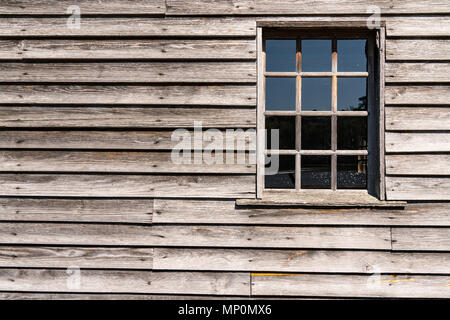 Altes verwittertes Holz Fenster Hintergrund am Gebäude Stockfoto