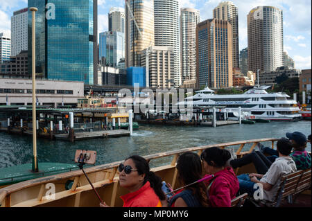 10.05.2018, Sydney, New South Wales, Australien - Touristen an Bord der Manly Fähre Blick auf die beeindruckende Skyline von Sydney mit der Wharf. Stockfoto