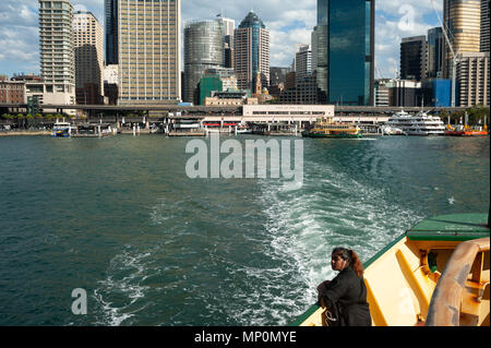 10.05.2018, Sydney, New South Wales, Australien - eine Frau, die an Bord der Manly Fähre in Sydney die beeindruckende Skyline der Stadt aussieht. Stockfoto