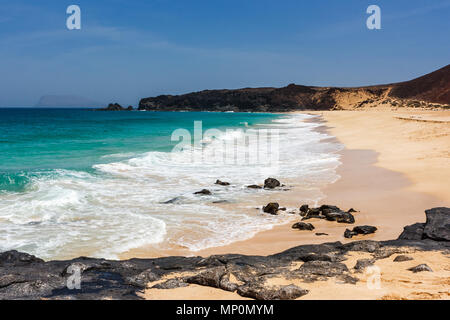 Panoramablick über Playa de las Conchas Strand mit blauem Meer und den weißen Sand. La Graciosa, Lanzarote, Kanarische Inseln, Spanien. Stockfoto