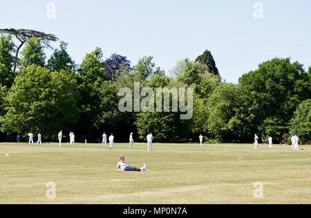Village Cricket Match Szene auf Englefield Green, Egham, Surrey/Berkshire, England, UK gespielt Stockfoto