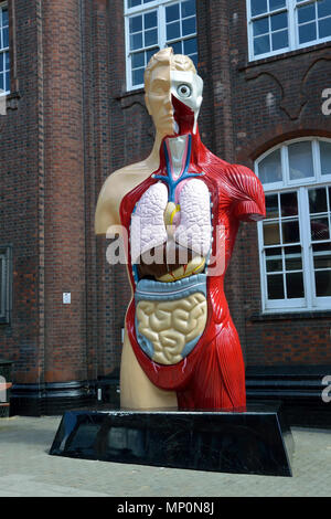 Damien Hirst Skulptur 'Lied' auf temporäre Anzeige in St. Georges Street außerhalb der Norwich Universität der Künste, Norwich, Norfolk, Großbritannien Stockfoto