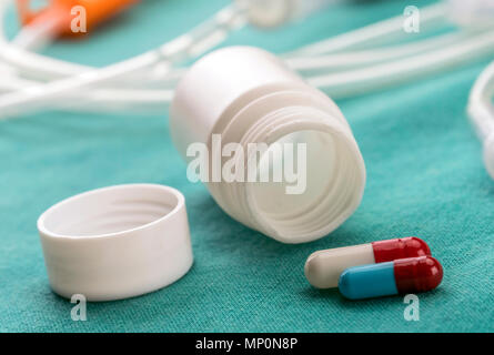 Durchstechflasche und Boot von Arzneimitteln in einer Tabelle eines Krankenhauses, konzeptionelle Bild Stockfoto