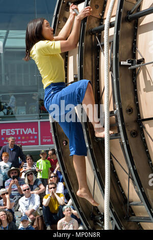 Interpret mit Ockhams Rasiermesser durchführen "Bauch des Wals" als Teil der Norfolk und Norwich Festival vor dem Forum, Norwich, Norfolk, Großbritannien Stockfoto