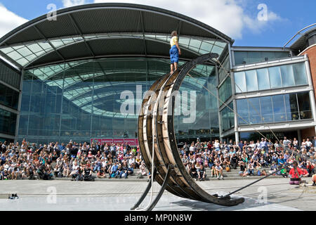 Interpret mit Ockhams Rasiermesser durchführen "Bauch des Wals" als Teil der Norfolk und Norwich Festival vor dem Forum, Norwich, Norfolk, Großbritannien Stockfoto