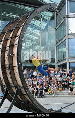 Interpret mit Ockhams Rasiermesser durchführen "Bauch des Wals" als Teil der Norfolk und Norwich Festival vor dem Forum, Norwich, Norfolk, Großbritannien Stockfoto