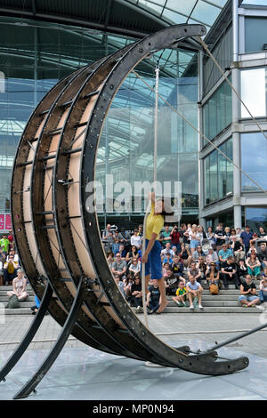 Interpret mit Ockhams Rasiermesser durchführen "Bauch des Wals" als Teil der Norfolk und Norwich Festival vor dem Forum, Norwich, Norfolk, Großbritannien Stockfoto