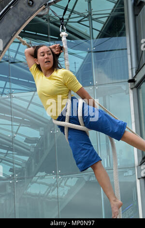 Interpret mit Ockhams Rasiermesser durchführen "Bauch des Wals" als Teil der Norfolk und Norwich Festival vor dem Forum, Norwich, Norfolk, Großbritannien Stockfoto