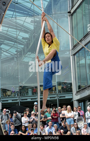 Interpret mit Ockhams Rasiermesser durchführen "Bauch des Wals" als Teil der Norfolk und Norwich Festival vor dem Forum, Norwich, Norfolk, Großbritannien Stockfoto