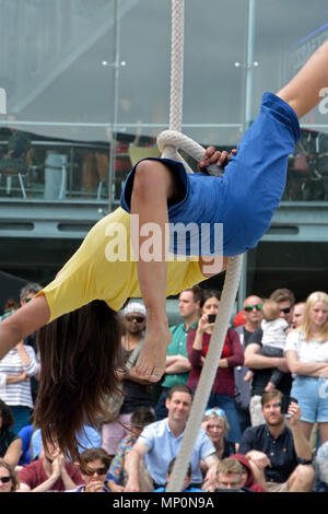 Interpret mit Ockhams Rasiermesser durchführen "Bauch des Wals" als Teil der Norfolk und Norwich Festival vor dem Forum, Norwich, Norfolk, Großbritannien Stockfoto